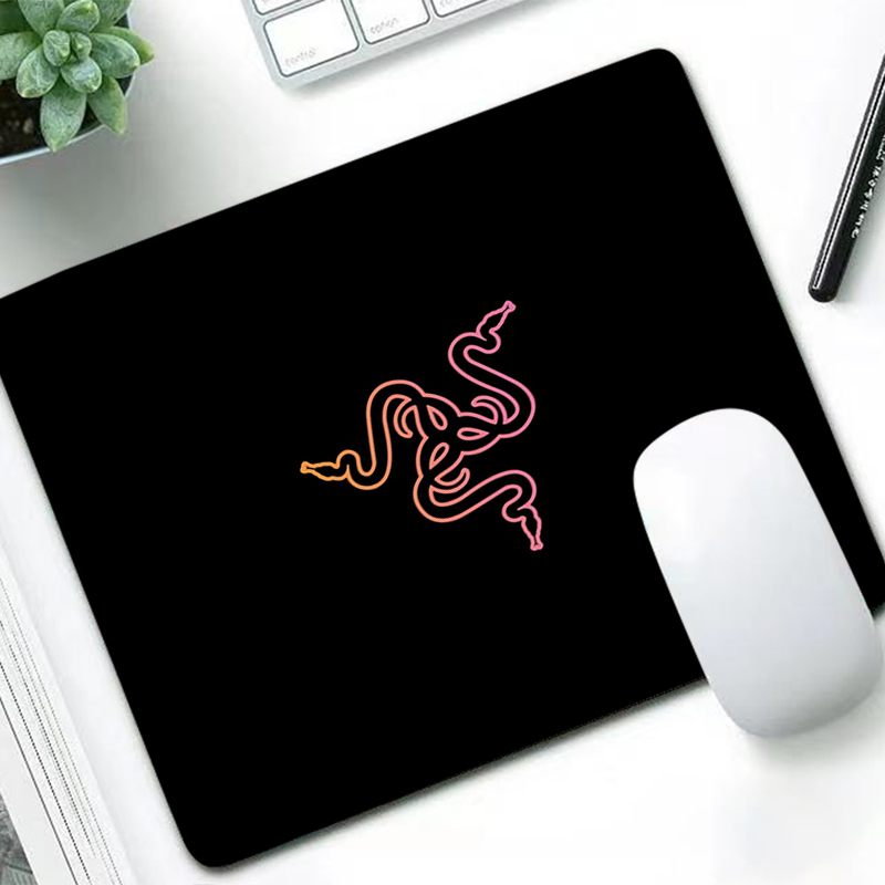 Laptop Accessories And Gadgets - Razer Lüks Mouse Pad Anime Oyuncu